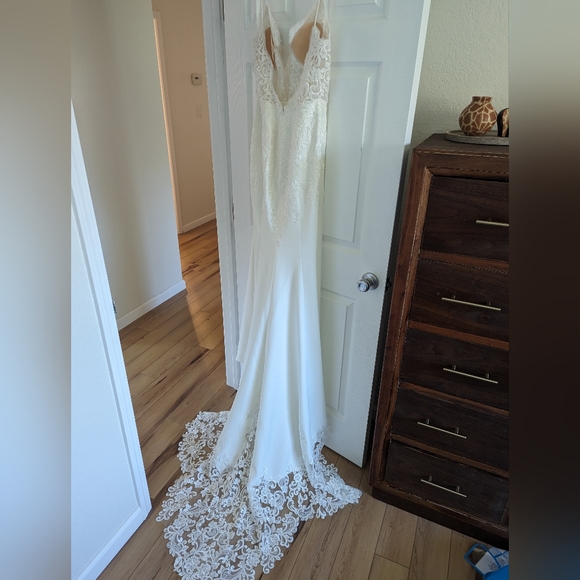 Boutique Wedding Dress (never worn) - Picture 5 of 11